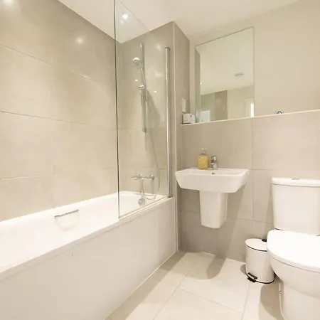Modern 2 Bed Apartment In Crawley - Sleeps 5 Exterior photo