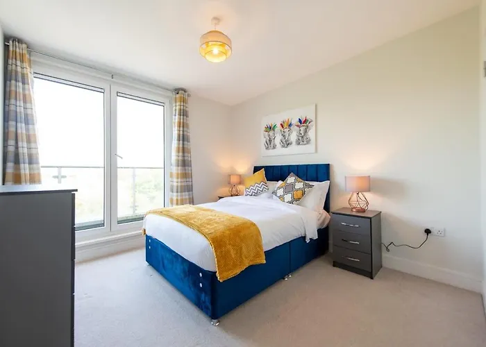 Modern 2 Bed Apartment In Crawley - Sleeps 5