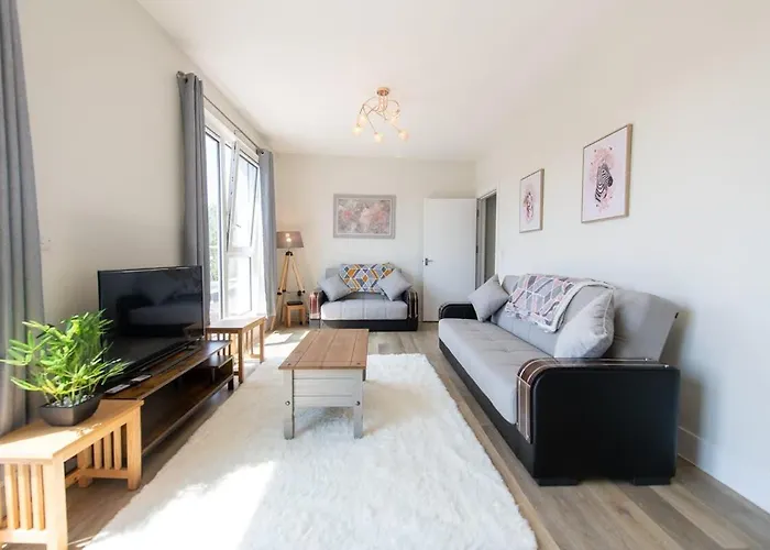 Modern 2 Bed Apartment In Crawley - Sleeps 5