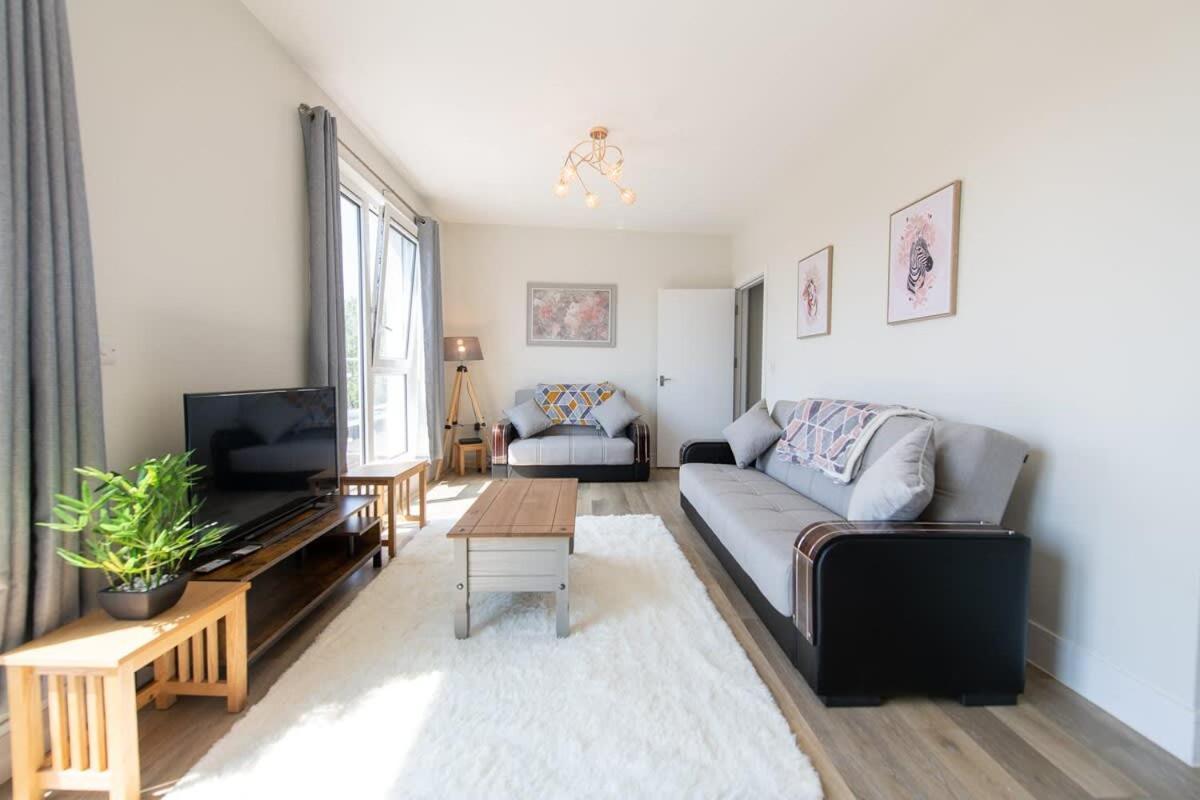 Modern 2 Bed In - Sleeps 5 Crawley (West Sussex)