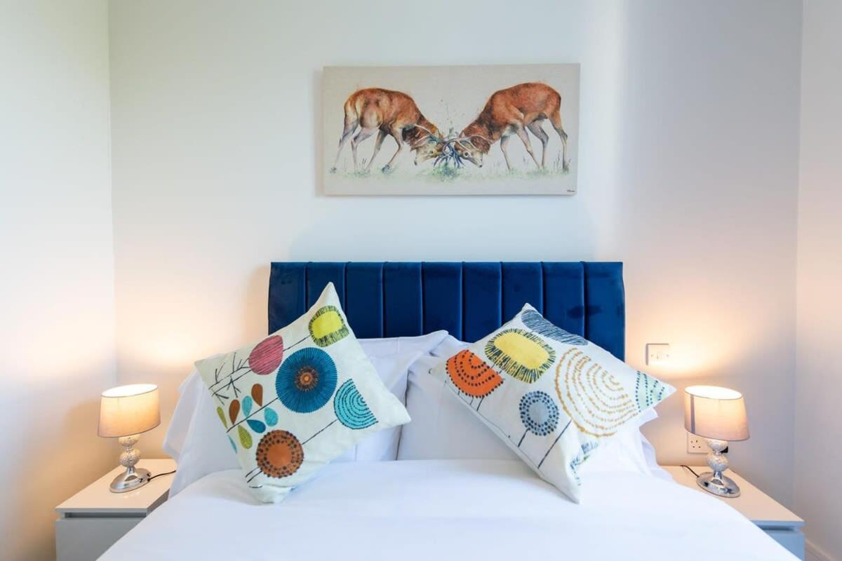 Modern 2 Bed In - Sleeps 5 * Crawley (West Sussex)