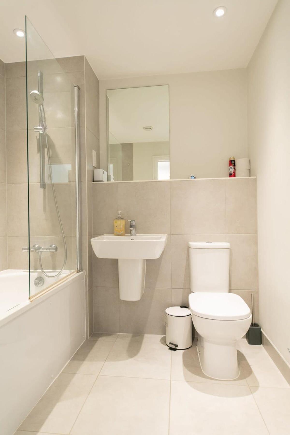 Modern 2 Bed In - Sleeps 5 * Crawley (West Sussex)